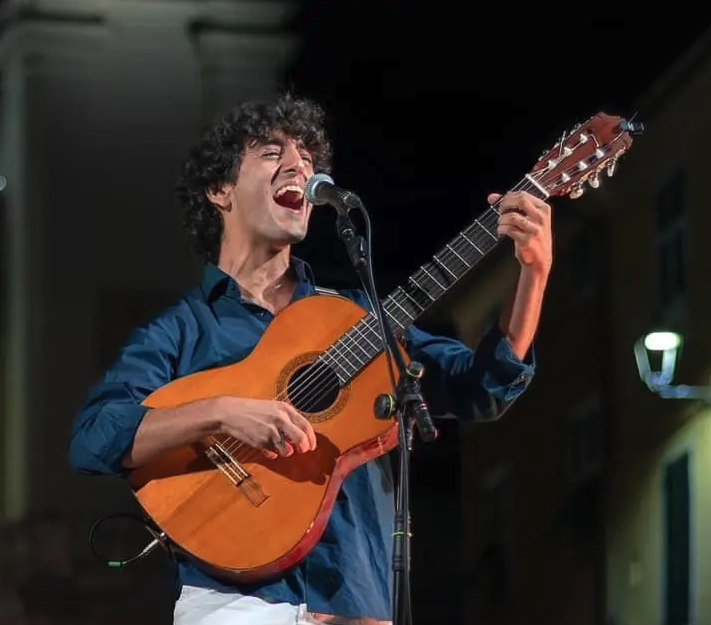 Esteban Pavez canta e suona la chitarra sul palco