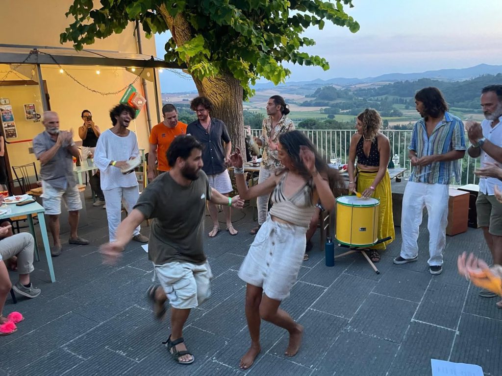 Il Colectivo che suona e balla all'aperto durante una peña